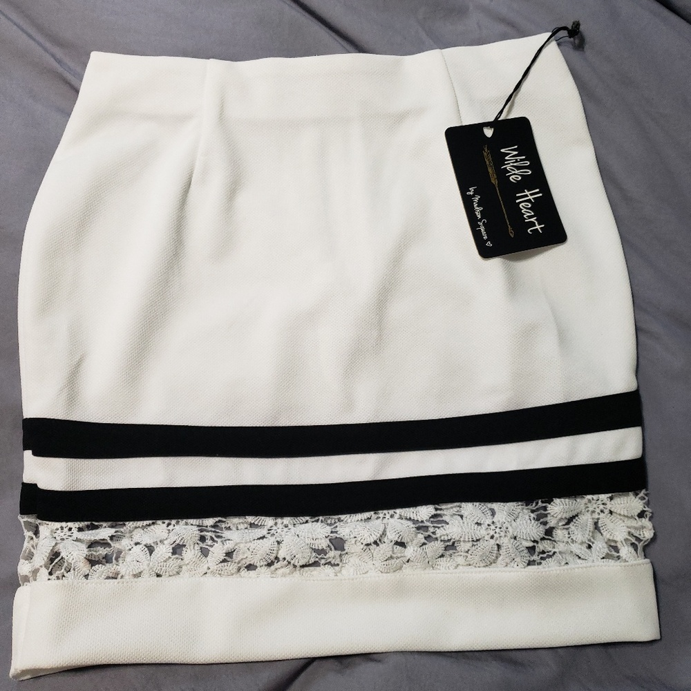 Wilde Heart Lace Peekaboo Mini Skirt Size‎ large